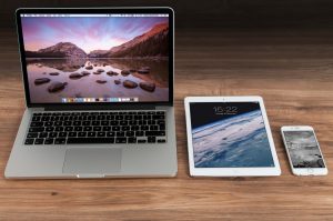 Apple iphone smartphone desk 4158 scaled.jpg