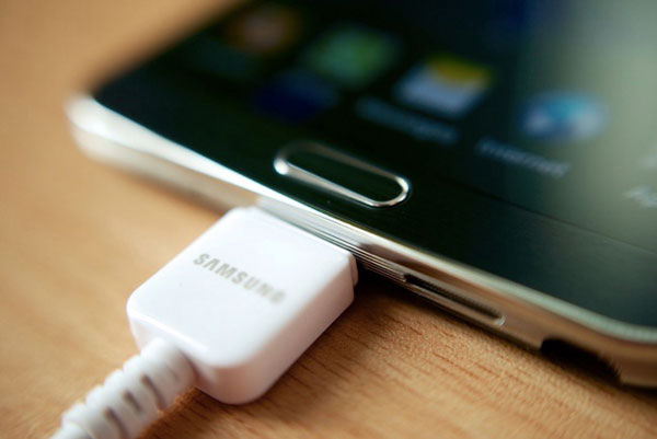 デバイスに充電して、電源ボタンなしでAndroidスマートフォンをオフにしてオンにします
