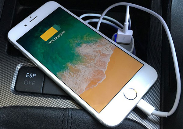 車の充電器でiPhoneを充電します
