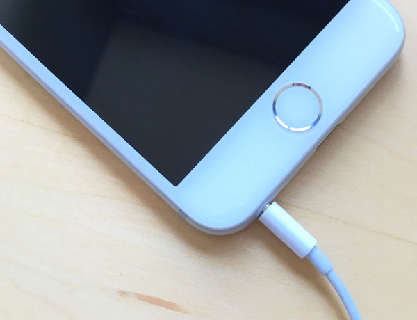 iPhoneプロテクターやその他のアクセサリを削除します